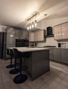Beautiful 5 Bedroom Home Sleeps 12 people in Manchester
